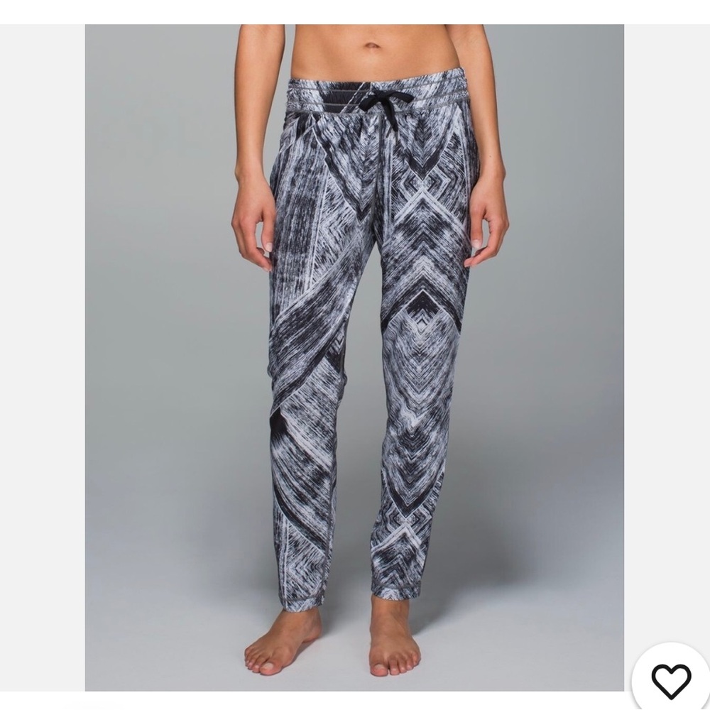 LULULEMON Namaskar II Jogger Pants Size 4 Heat Wave Print White Black MSRP$98